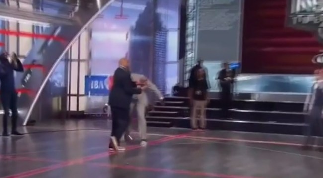 shaq-tackles-charles-barkley-randy-moss