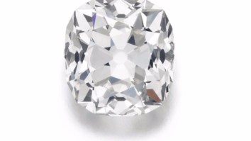 Woman Finds Out The ‘Fake’ Diamond She Bought At A Garage Sale For $13 Is Worth Half A Million Bucks