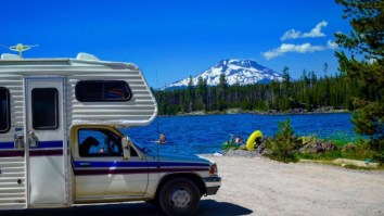 Living The Dream: Couple Quits Finance Jobs To Travel Around America In An RV With Their Dogs — Here’s How They Did It