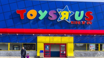 Toys R Us To Close All 800 Stores Across The U.S.