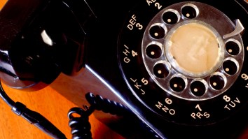 Watching This Teenager Repeatedly Fail To Figure Out How To Use A Rotary Phone Is Too Funny