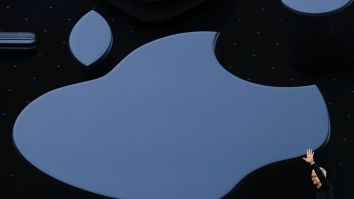 Apple CEO Tim Cook Cashes In On MONSTER Stock Award After Apple Became $1 Trillion Company