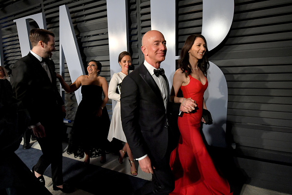 BEVERLY HILLS, CA - MARCH 04: Jeff Bezos (L) and MacKenzie Bezos attend the 2018 Vanity Fair Oscar Party hosted by Radhika Jones at Wallis Annenberg Center for the Performing Arts on March 4, 2018 in Beverly Hills, California. (Photo by Mike Coppola/VF18/Getty Images for VF)