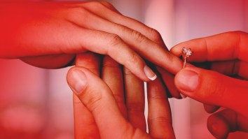 Guy Stops His Girlfriend In The Middle Of Her Marathon To Propose Marriage, Gets Roasted By Irate Women