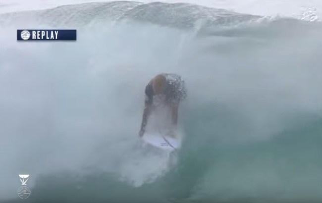 Kelly Slater recovers wipeout at Pipe Masters