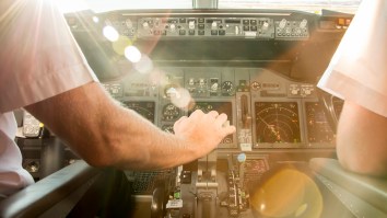 Good Guy Pilot Buys Burgers For All 70 Passengers On Board During Long Delay