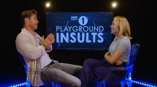 Chris Hemsworth Scarlett Johansson Suck At Insulting Each Other