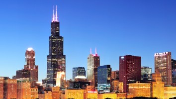 The Glass Observation Deck Of Chicago’s Willis Tower Cracked With People Standing On It And NOOOOOOPE!