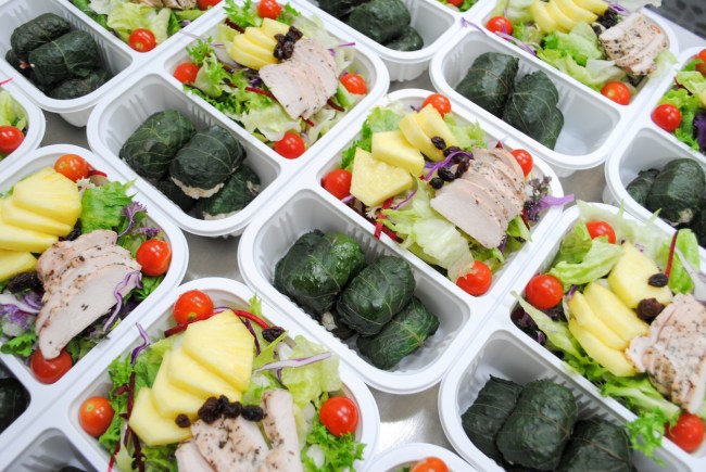 UK couple loses a combined 200 pounds with extreme food prep and only spend 165 a month on groceries, explain how their weight loss diet works on Instagram.