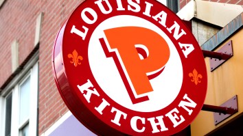 Popeyes Employees Fight With Co-Worker For Allegedly Selling Chicken Sandwiches On The Side