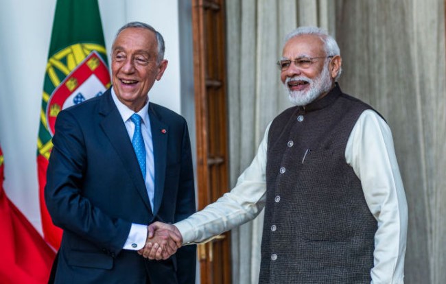 modi de Sousa awkward handskae