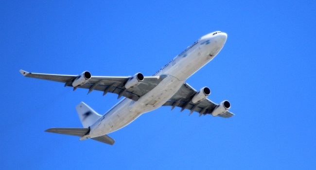 Plane Caught On Video Hovering Motionless In Mid-Air Aliens