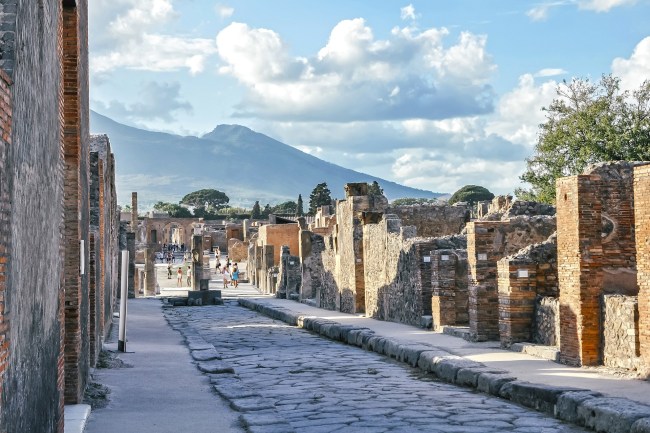 tourist returns cursed pompeii artifacts