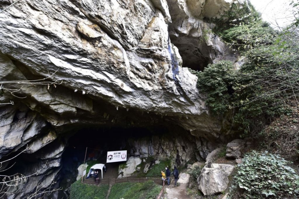 volunteers in Cave for 40 days Deep Time