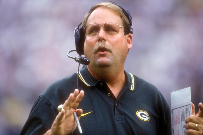 Former Green Bay Packers coach Mike Holmgren criticizes the franchise for mishandling the relationship with star QB Aaron Rodgers