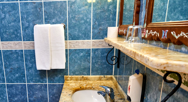 Ex-Hotel Employee Shares Why You Shouldnt Use Glasses In Your Room