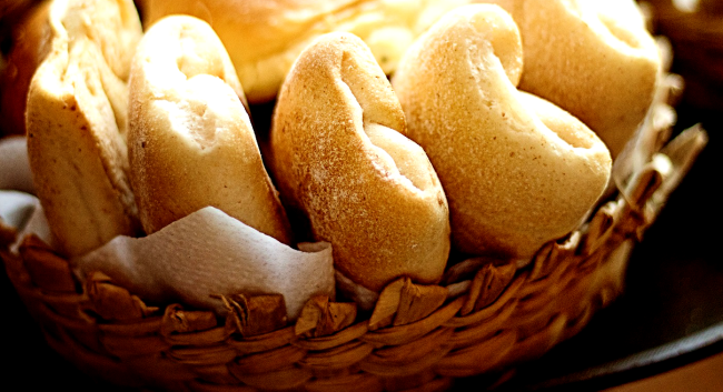 Woman Claims Its Tacky To Eat Free Restaurant Bread Right Away