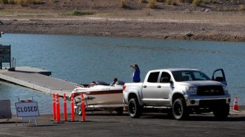 A News Reporter In Illinois Was Shockingly Videobombed By A Boat Launch Fail, Sinking Truck