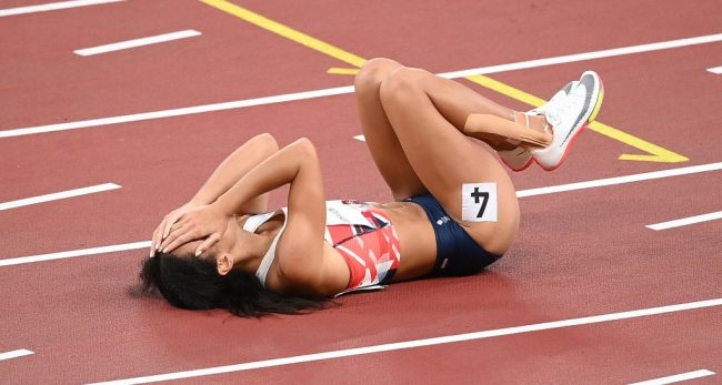 TOKYO, JAPAN - AUGUST 04: Katarina Johnson-Thompson of Team Great Britain reacts as she lies injured after the Women's Heptathlon 200m heats on day twelve of the Tokyo 2020 Olympic Games at Olympic Stadium on August 04, 2021 in Tokyo, Japan.