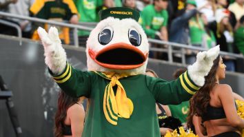 The Oregon Duck Absolutely ROASTED A Fan On Twitter During His Team’s Bye Week