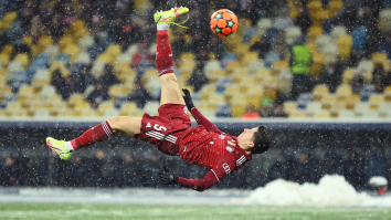 Robert Lewandowski Nets SENSATIONAL Bicycle Kick In The Snow With His Shoe Untied (Video)