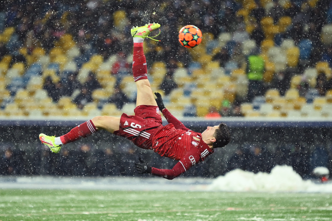 Robert Lewandowski Bicycle Kick Snow Bayern Munich Champions League Shoe Untied Dynamo Kiev