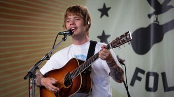 Billy Strings Claps Back At Commenter Who Calls Bluegrass Collab With Bela Fleck ‘Boring’