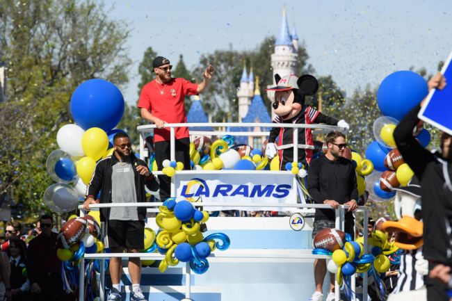 tom-brady-gives-matt-stafford-advice-super-bowl-parade