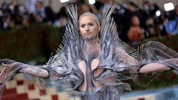 Someone Showed Up To The Met Gala In An Outfit So Absurd That People Simply Assumed It Was Jared Leto (It Wasn’t)