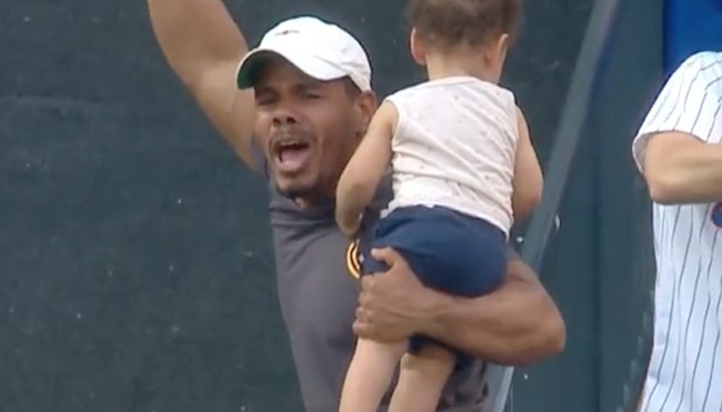 Mets Fan Catches Home Run Ball While Holding His Kid In His Arm