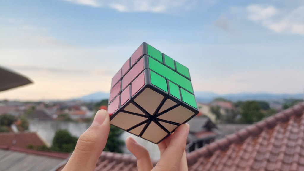 Guy Solves Three Rubik's Cubes While Juggling Them And Sets Bonkers New World Record