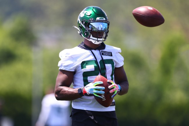 Jets Fans Breathe A Sigh of Relief After Breece Hall Finally Signs Contract