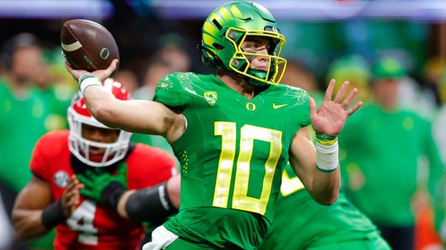 bo-nix-getting-crushed-after-an-awful-first-half-oregon