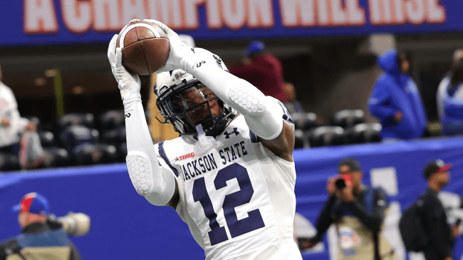 Travis Hunter catches a pass.