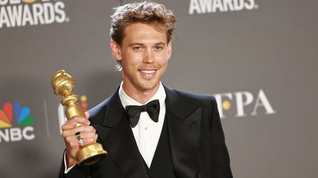 austin butler holding his golden globe award