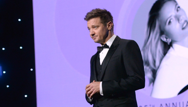 jeremy renner presents on stage