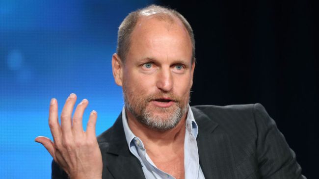 woody harrelson speaking on stage