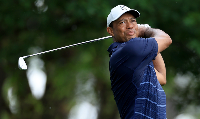 tiger woods hits shot at masters - scottie scheffler divots range
