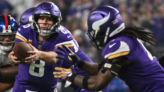 Kirk Cousins handing the ball off to Dalvin Cook