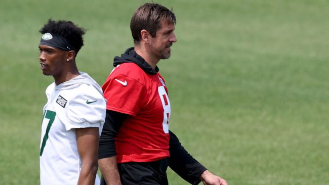 aaron rodgers and garrett wilson practicing for the jets