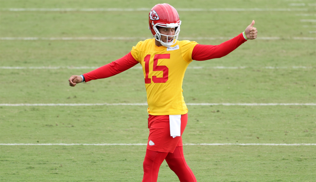 patrick mahomes gives thumbs up chiefs training camp
