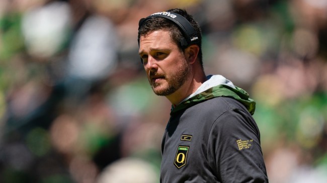 Oregon Ducks coach Dan Lanning