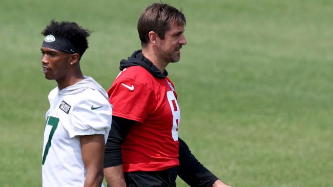 aaron rodgers and garrett wilson at jets practice