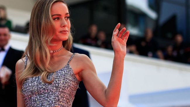 brie larson waving