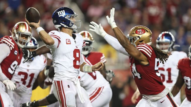 daniel jones throwing a pass against the 49ers