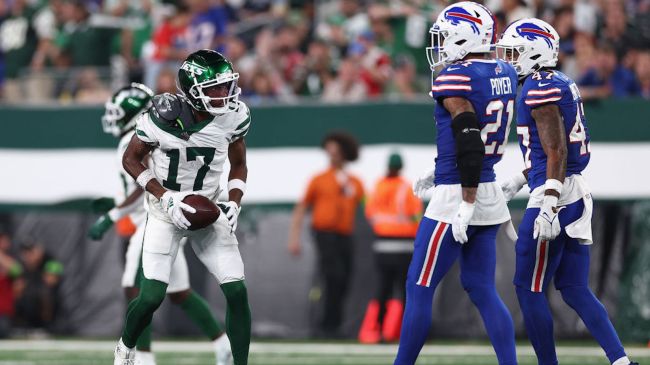 garrett wilson making a catch against the bills