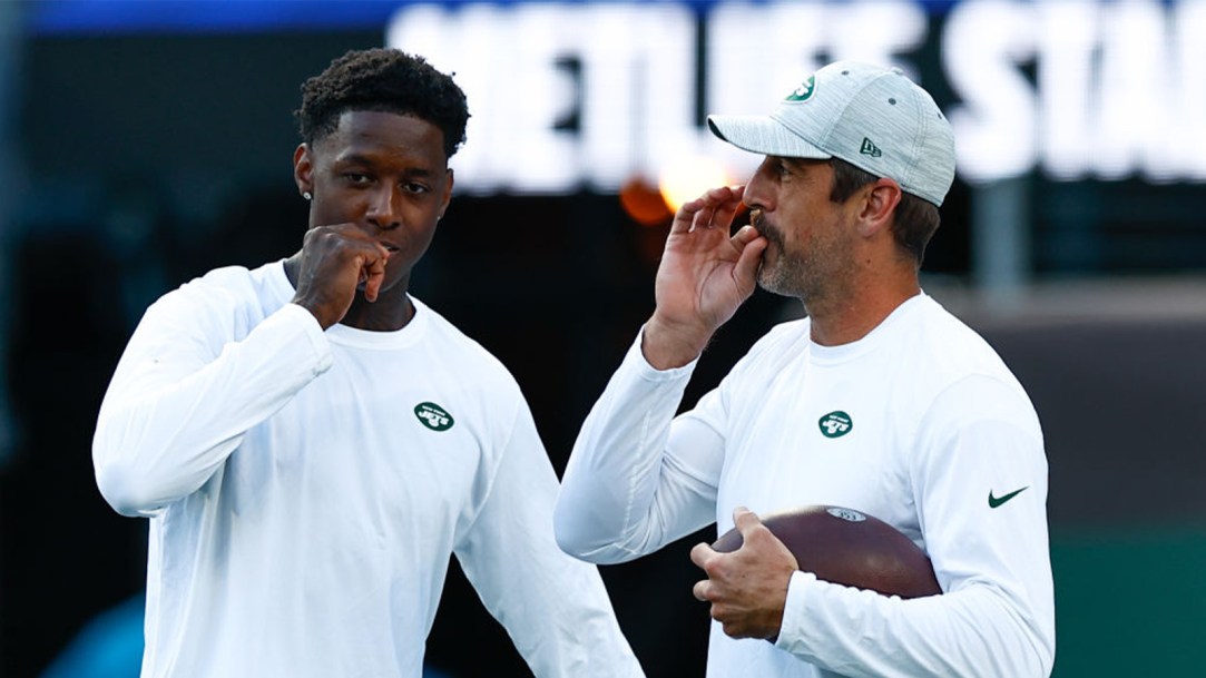 Sauce Gardner is still doing his viral handshake, even without Aaron Rodgers