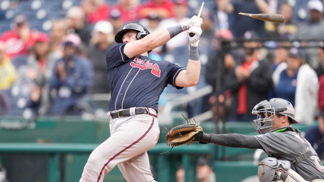 Sean Murphy hits a home run while breaking his bat.