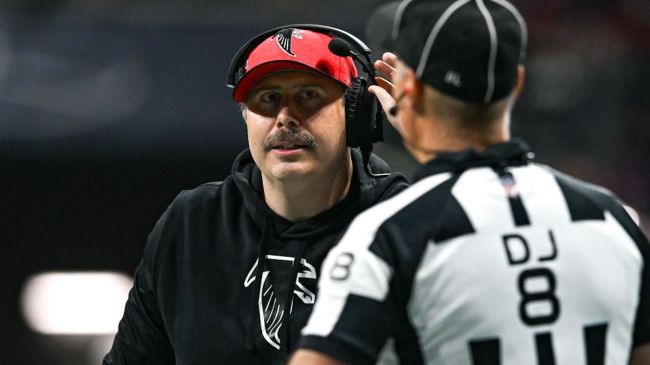 arthur smith speaking to a ref