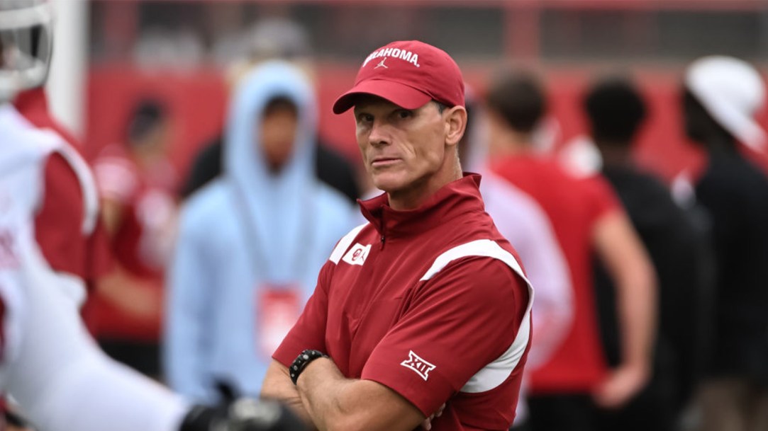 Brent Venables Oklahoma Yell At Players